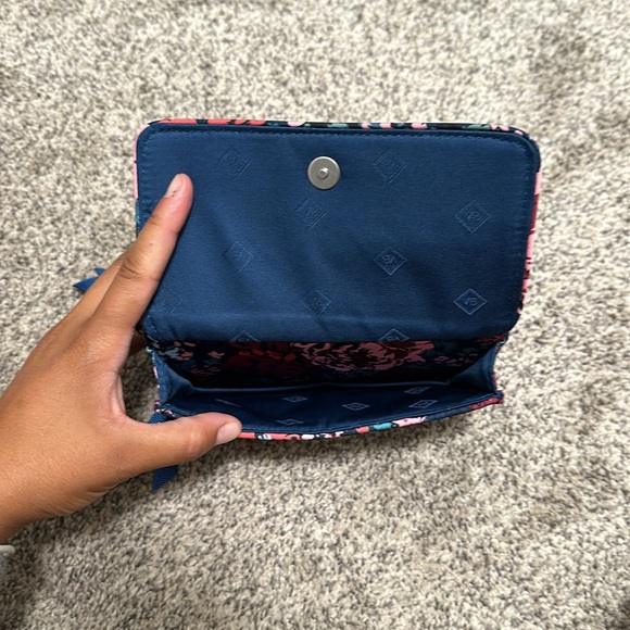 VERA BRADLEY Cabbage Rose Cabernet RFID All In One Crossbody Bag Wallet - Picture 3 of 6